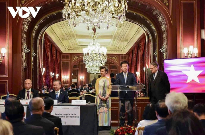 Đại doanh nghiệp FPT nhận giải pháp biểu tại lễ trao giải.