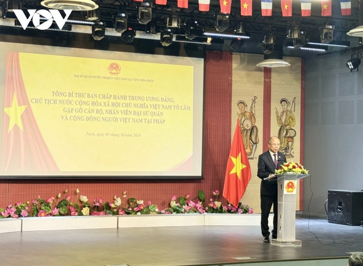 Đại sứ Việt Nam tại Pháp Đinh Toàn Thắng báo cáo với Tổng Bí thư, Chủ tịch nước và Đoàn tình hình cộng đồng người Việt tại Pháp. (Ảnh: Anh Tuấn/VOV)