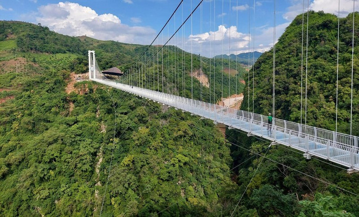 Cầu kính đi bộ dài nhất thế giới nằm ở quốc gia nào? - 1