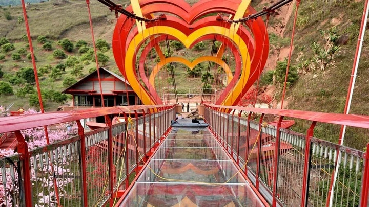 Cầu kính đi bộ dài nhất thế giới nằm ở quốc gia nào? - 5