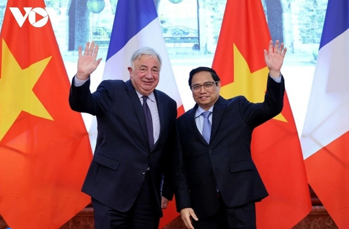 Thủ tướng Phạm Minh Chính (phải) nhiệt liệt chào mừng Chủ tịch Thượng viện Cộng hòa Pháp Gérard Larcher tại Hà Nội.