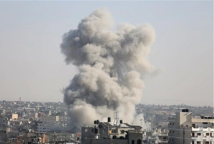 Khói bốc lên sau cuộc không kích của Israel xuống dải Gaza ngày 26/10/2023. (Ảnh: THX)