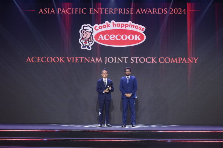 Ông Shimada Shigeru (bên trái) - Chánh Văn phòng Tổng Giám Đốc Acecook Việt Nam - đại diện công ty nhận giải thưởng "Doanh nghiệp xuất sắc Châu Á - Corporate Excellence Award".