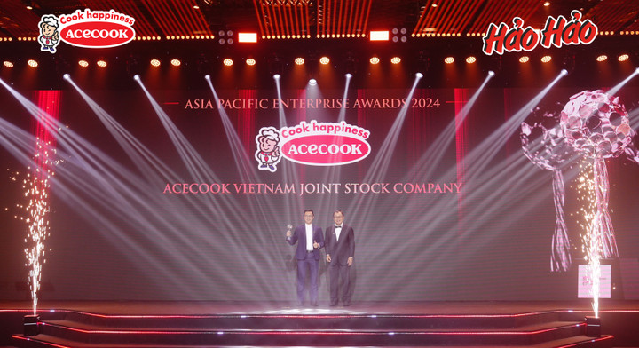 Ông Phan Ngọc Dũng (bên trái) - Phó Phòng Marketing, đại diện nhãn hàng Hảo Hảo - nhận giải thưởng "Thương hiệu truyền cảm hứng - Inspirational Brand Award".