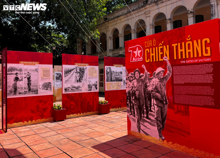 Cửa ô Chiến thắng: Sự kiện các đoàn quân bộ đội cụ Hồ, các chiến sĩ Trung đoàn Thủ đô từ các Cửa ô xưa tiến về tiếp quản Hà Nội vào tháng 10/1954. Đặc biệt phải kể đến Lễ chào cờ chiến thắng tại sân vận động Cột Cờ ngày 10/10/1954, với sự tham gia của các đơn vị quân đội nhân dân tham gia tiếp quản thành phố. (Ảnh: Hồng Nhung)