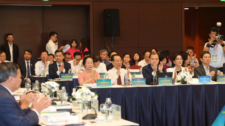 Các chuyên gia, nhà khoa học, khách mời tham dự hội thảo.