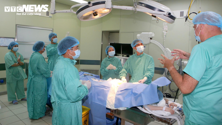 Các bác sĩ bệnh viện Trung ương Huế phối hợp với chuyên gia Đức thực hiện ghép tủy đồng loại để cứu sống bệnh nhi bị tan máu bẩm sinh. (Ảnh: BVCC)