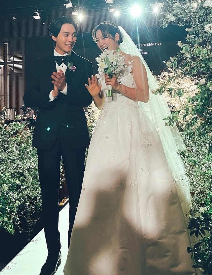 Choi Tae Joon hé lộ về cuộc sống hôn nhân với Park Shin Hye.