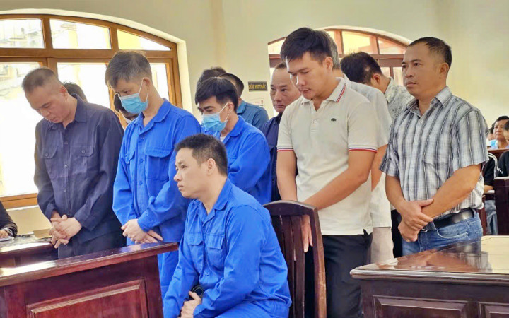 Các bị cáo tại phiên tòa xét xử sáng 10/7.