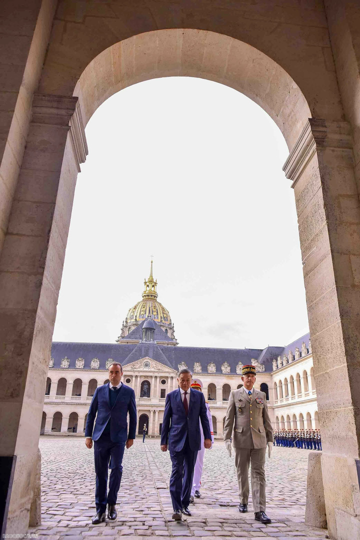 Việt Nam-Pháp thiết lập quan hệ ngoại giao vào ngày 12/4/1973. Năm 2013, hai nước ký kết Tuyên bố chung về quan hệ Đối tác chiến lược Việt Nam-Pháp.