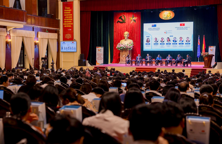 Toàn cảnh diễn đàn.