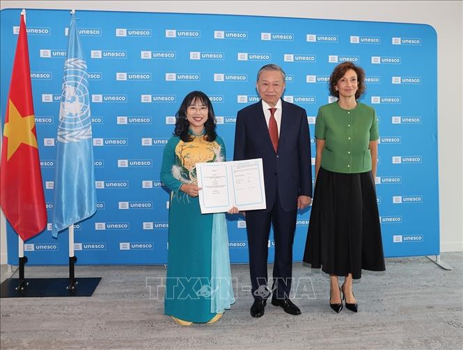 Tổng Bí thư, Chủ tịch nước Tô Lâm và Tổng Giám đốc UNESCO Audrey Azoulay chứng kiến Lễ trao Bằng công nhận Đại học VinUniversity gia nhập mạng lưới UNESCO. (Ảnh: Trí Dũng/TTXVN)