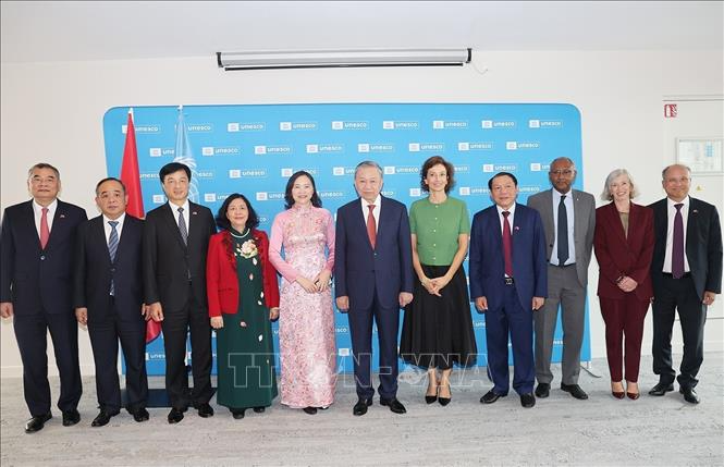 Tổng Bí thư, Chủ tịch nước Tô Lâm và Tổng Giám đốc UNESCO Audrey Azoulay chụp ảnh chung với các đại biểu. (Ảnh: Trí Dũng/TTXVN)