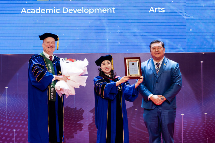 Đại diện QS trao chứng nhận cho VinUni.