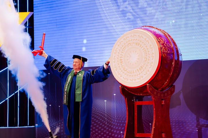 Hiệu trưởng David Bangsberd đánh trống khai giảng.