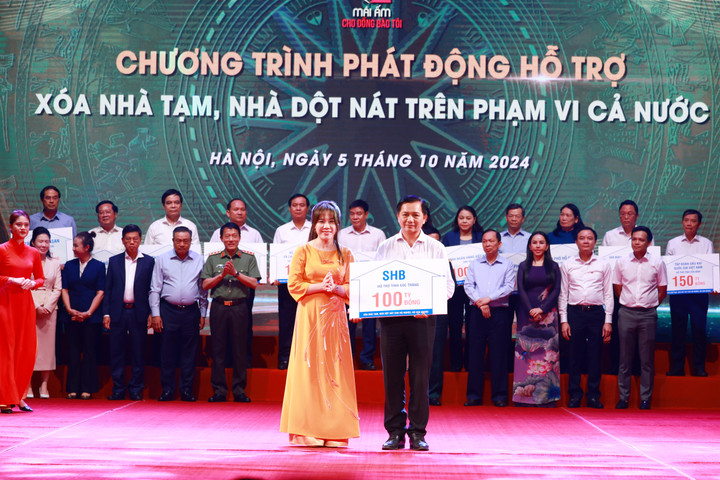 Bà Ninh Thị Lan Phương - Phó Tổng Giám đốc SHB - đại diện Ngân hàng trao tặng 100 tỷ đồng cho tỉnh Sóc Trăng.