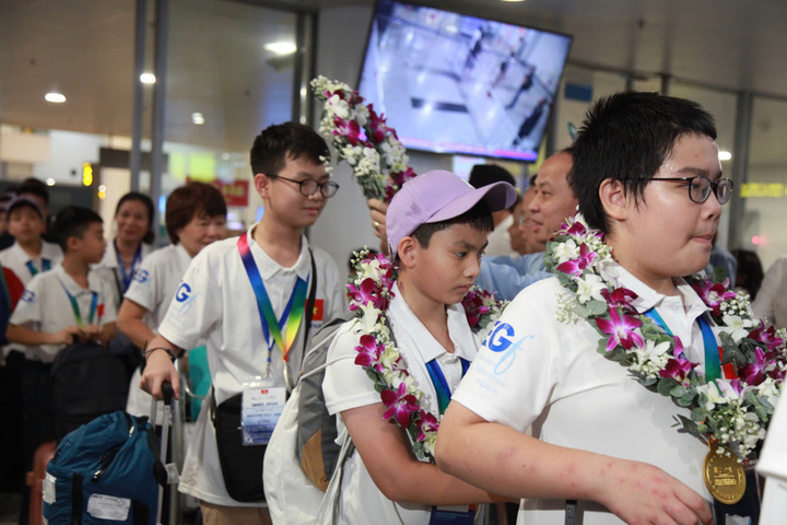 Các thí sinh trường Newton trở về sau cuộc thi Olympic Toán và Khoa học quốc tế (IMSO) 2024.