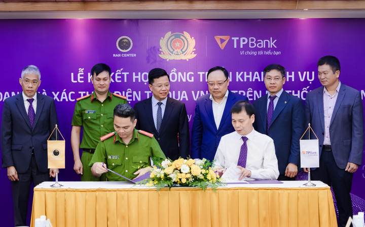 TPBank và Trung tâm RAR ký kết Hợp đồng triển khai dịch vụ Định danh và xác thực điện tử qua VneID trên App TPBank.