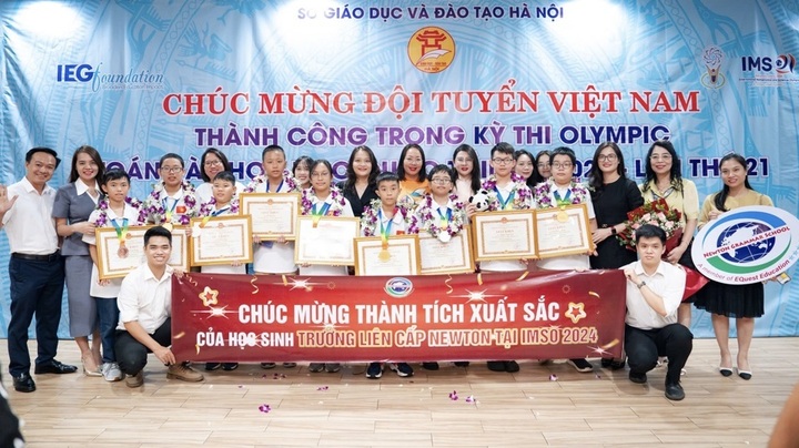 Lãnh đạo và thầy cô Trường Newton chúc mừng đoàn học sinh chiến thắng trở về từ kỳ thi IMSO 2024.