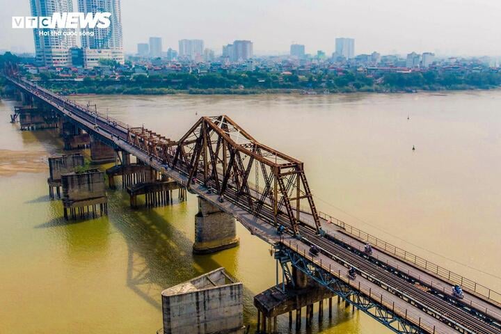 Cầu Long Biên.