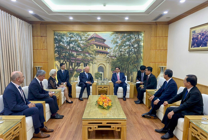 Thủ tướng Chính phủ Phạm Minh Chính tiếp Giáo sư Klaus Schwab. (Ảnh: VGP/Nhật Bắc)