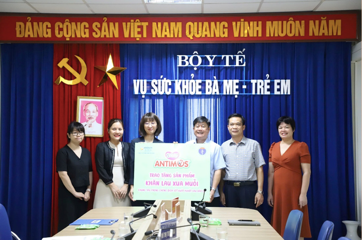 Ms. Yukiko Matsumura – Giám đốc Marketing Người tiêu dùng Diana Unicharm - trao tặng ủng hộ tới Vụ sức khỏe Bà mẹ - trẻ em, Bộ Y tế.