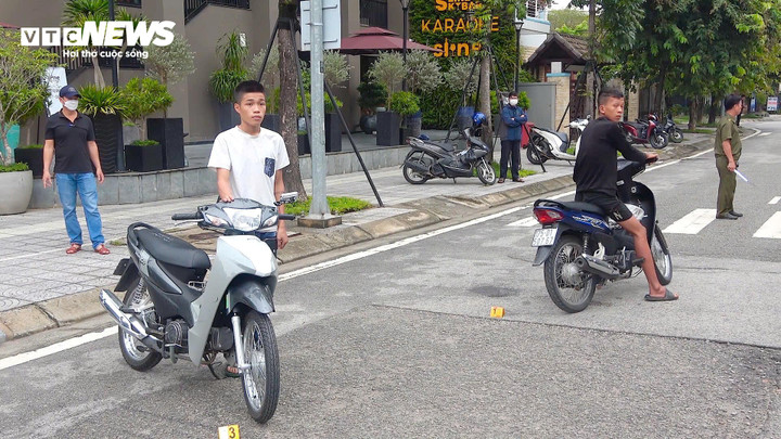 Nhóm siêu trộm đi thực nghiệm lại hiện trường. (Ảnh: Công Quang)