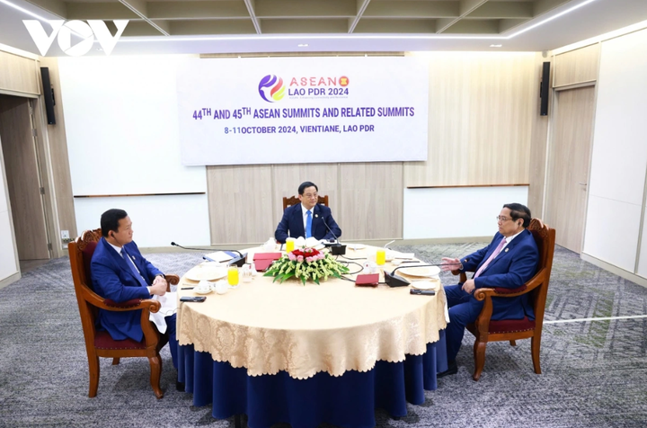 Thủ tướng Phạm Minh Chính cùng Thủ tướng Lào Sonexay Siphandone và Thủ tướng Campuchia Hun Manet ăn sáng và làm việc.