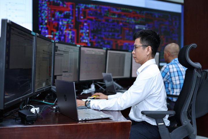 EVNSPC theo dõi vận hành hệ thống lưới điện tại Trung tâm điều khiển xa. (Ảnh: Minh Tâm)