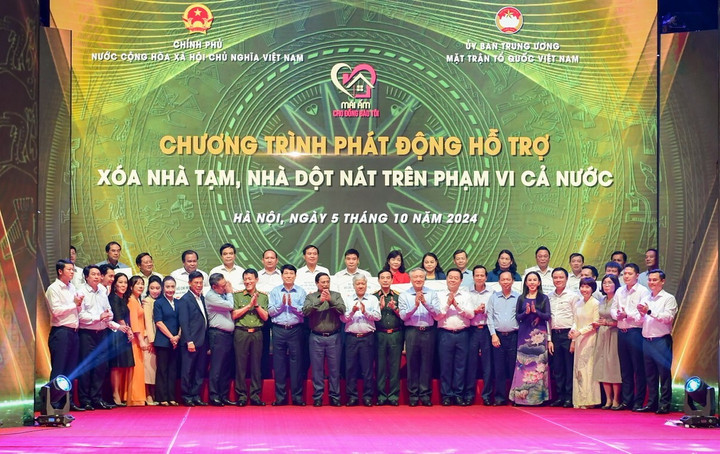 Đại diện Lãnh đạo Đảng, Nhà nước chụp ảnh lưu niệm.