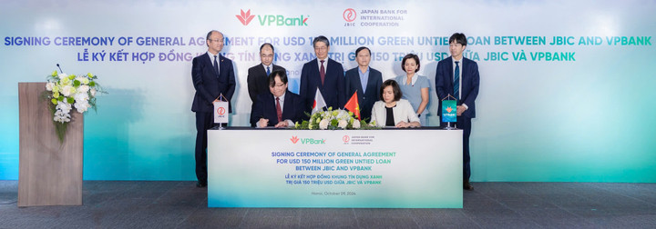 Đại diện VPBank và JBIC ký kết hợp đồng tín dụng xanh trong sáng 9/10 tại Hà Nội.