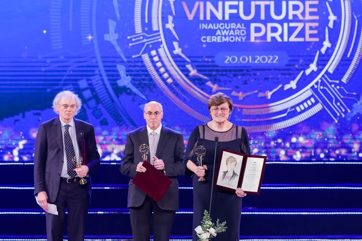 Trước TS. Demis Hassabis và TS. John Jumper, hai Chủ nhân Giải thưởng Chính VinFuture mùa đầu tiên là TS. Katalin Karikó và và GS. Drew Weissman cũng được vinh danh ở giải Nobel Y học 2023.