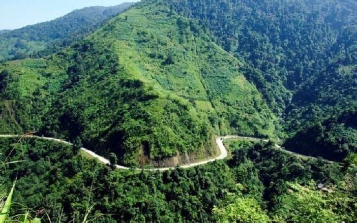 Con đèo dài nhất trên tuyến Quốc lộ 32 với độ dài trên 30 km.