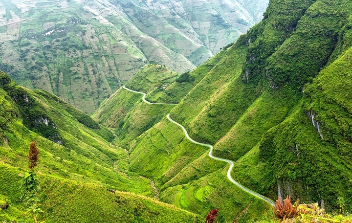 Đèo Mã Pì Lèng như một “sợi chỉ” vắt giữa lưng chừng núi.