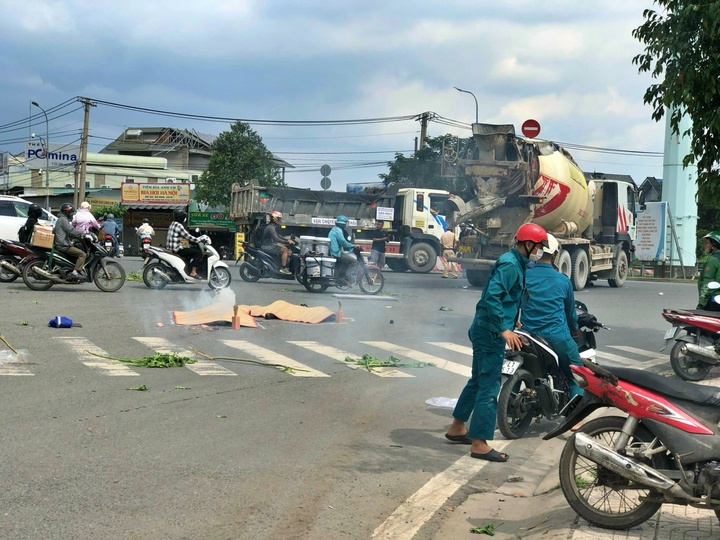 Sau cú va chạm mạnh vơi xe bồn trộn bê tông khiến 2 nữ sinh tử vong tại chỗ.