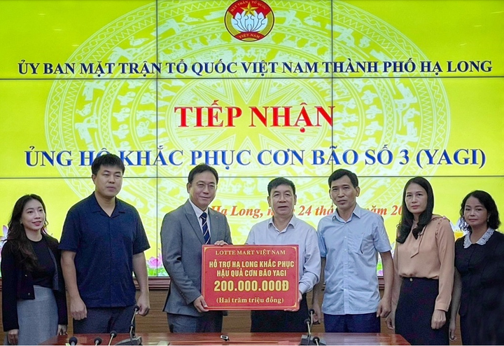 Đại diện LOTTE Mart Việt Nam trao 200 triệu đồng đến Ủy ban MTTQVN thành phố Hạ Long.