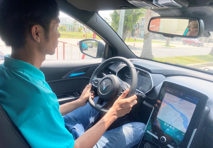 Tài xế tập trung tốt hơn và giảm buồn ngủ khi có công nghệ lọc không khí Plasmacluster hỗ trợ. (Ảnh: Đại Việt)