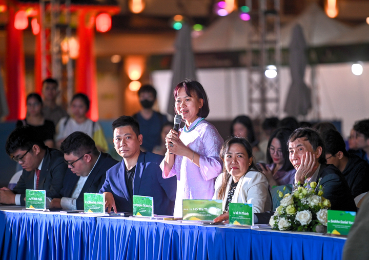 GS.TS. Nguyễn Thị Kim Cúc (thứ ba từ phải sang) phát biểu trong cuộc thi mùa 1.