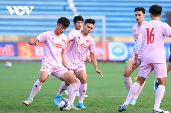 Ở buổi tập này, ĐT Việt Nam đón tin vui khi trung vệ Bùi Hoàng Việt Anh và tiền đạo Nguyễn Tiến Linh đã trở lại tập luyện.