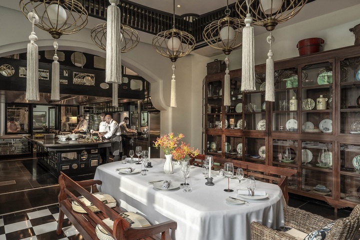 Không gian sang trọng bên trong nhà hàng La Maison 1888 với điểm nhấn là khu bếp mở.