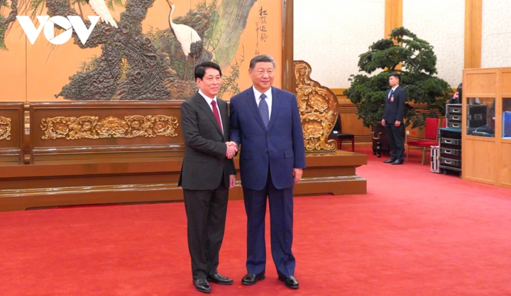 Tổng Bí thư, Chủ tịch Trung Quốc Tập Cận Bình nhiệt liệt chào mừng Thường trực Ban Bí thư Lương Cường.