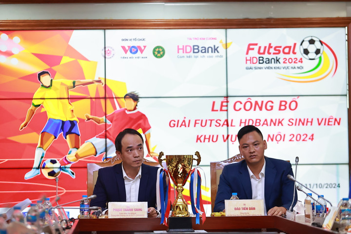 Ông Phạm Thanh Sang - Trưởng Ban tổ chức giải Futsal Sinh viên khu vực Hà Nội 2024 và ông Đào Tiến Dân - Tổng thư ký Hội thể thao Đại học & Chuyên nghiệp Hà Nội tại buổi công bố giải đấu.