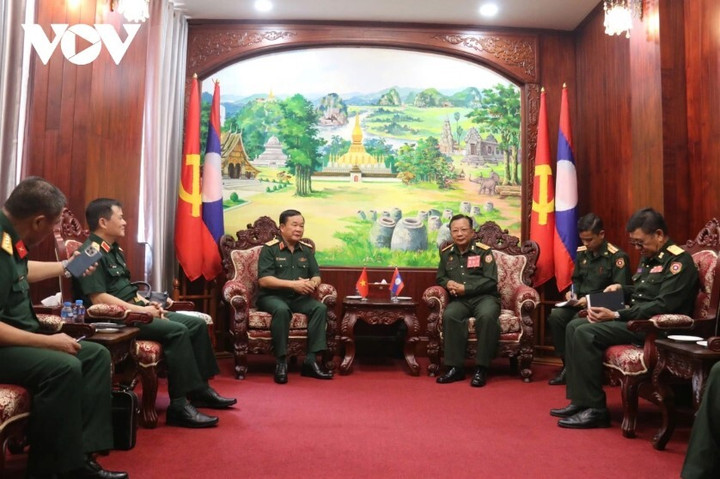Thượng tướng Hoàng Xuân Chiến, Thứ trưởng Bộ Quốc phòng trong cuộc gặp với Đại tướng Chansamone Chanyalath, Phó Thủ tướng, Bộ Trưởng Bộ Quốc phòng Lào.