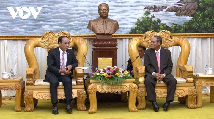 Thượng tướng Trần Quốc Tỏ, Thứ trưởng Bộ Công an tại cuộc gặp với Đại tướng Vilay Lakhamphong, Ủy viên Bộ Chính trị, Phó Thủ tướng, Bộ trưởng Bộ Công an Lào.