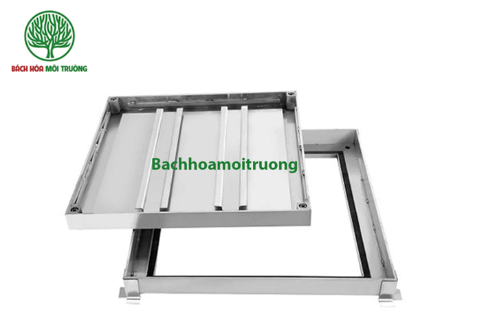 Nắp bể nước ngoài sân thiết kế chắc chắn, có khả năng chống chịu thời tiết tốt.