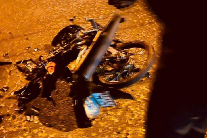 Chiếc xe máy biến dạng sau vụ tai nạn.