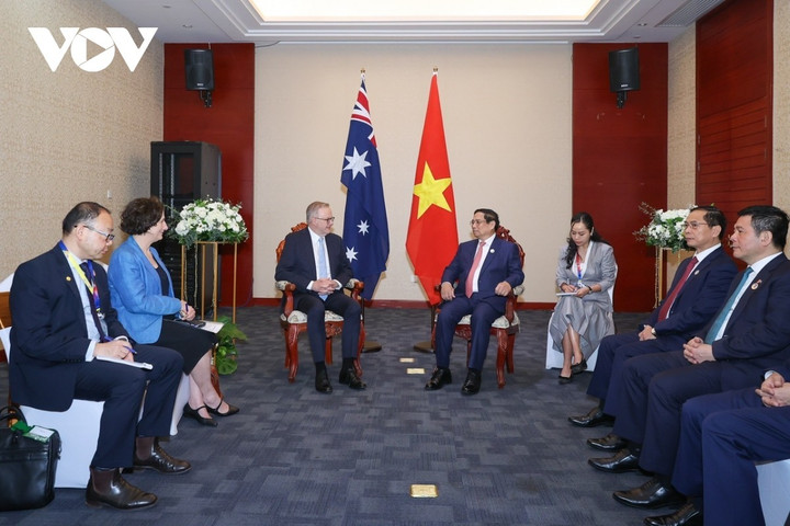 Thủ tướng Phạm Minh Chính trao đổi với Thủ tướng Australia Anthony Albanese.