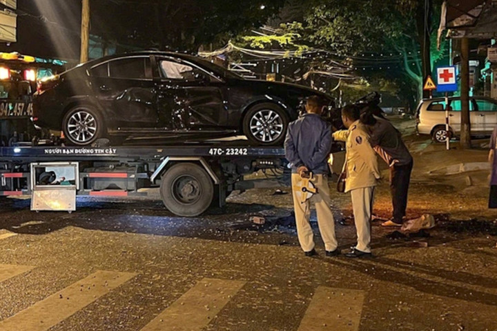 Tai nạn giao thông giữa xe máy và xe ô tô khiến hai thanh niên tử vong