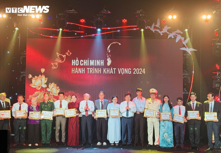 Các tập thể, gương điển hình được tuyên dương tối 11/10. (Ảnh: Hoàng Thọ)