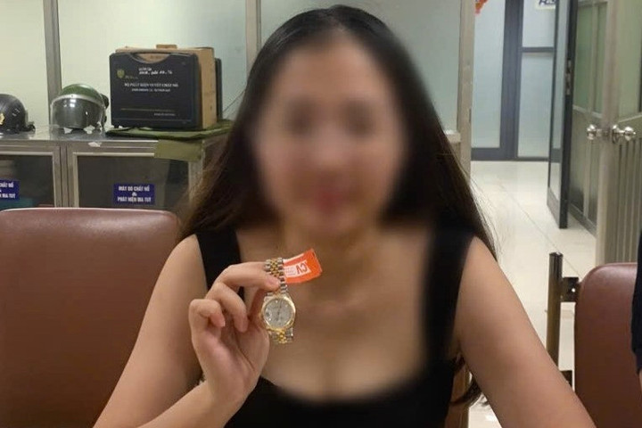 Nữ chủ nhân vui mừng nhận lại chiếc đồng hồ. (Ảnh: NIA)